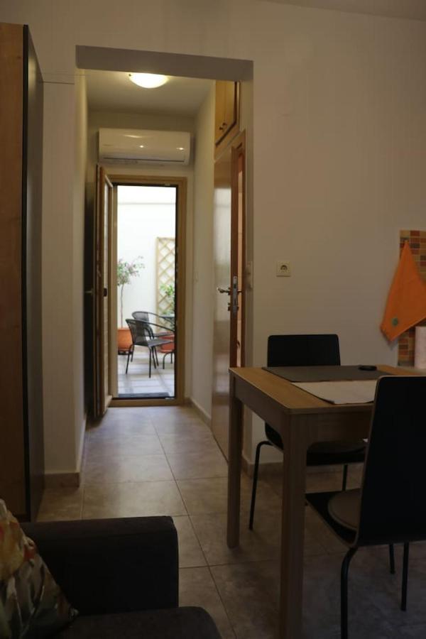 Quiet Urban Studio With Private Backyard Thessaloníki Exteriör bild